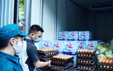 Những hình ảnh ấm lòng ở phố cách ly Trúc Bạch